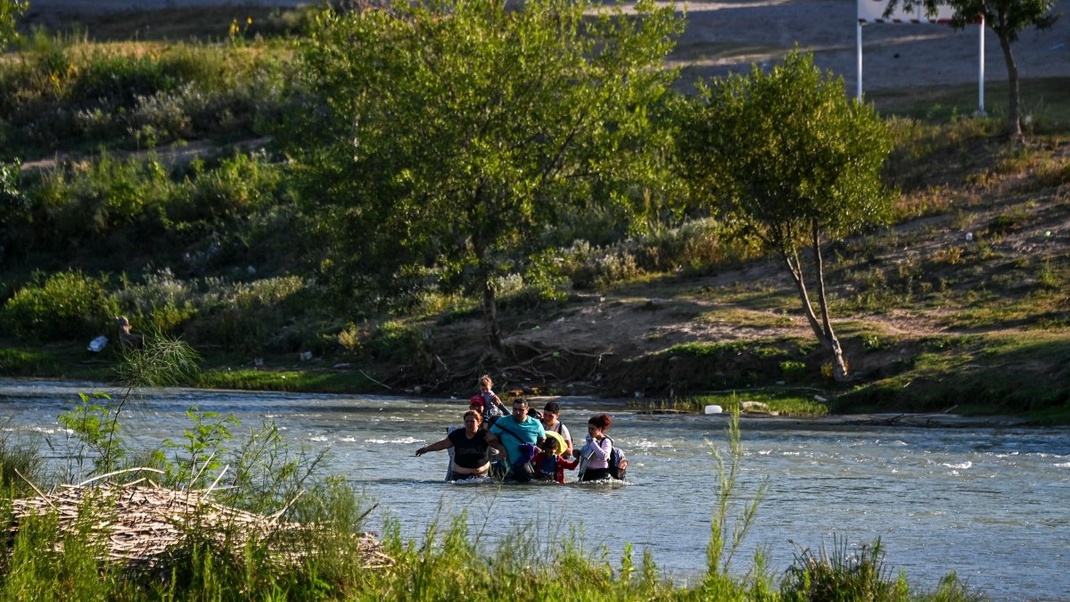 investigan denuncias de abusos contra migrantes en Texas