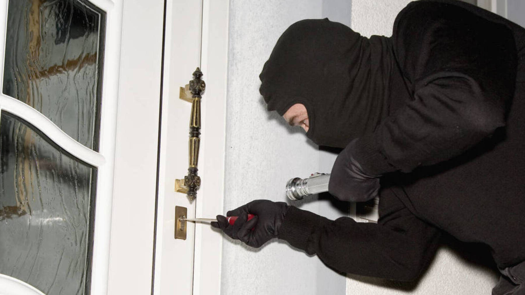 las señales que indican que tu casa está siendo vigilada por ladrones