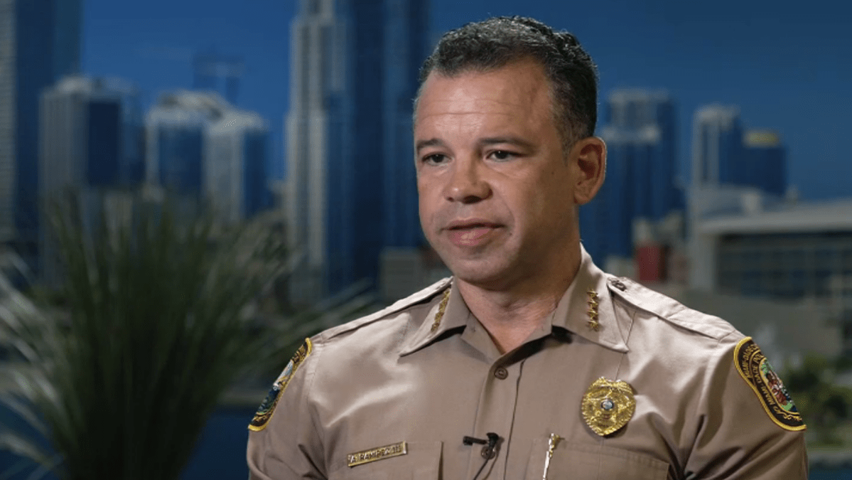 ¿Quién es el jefe de la policía de Miami-Dade herido de gravedad?