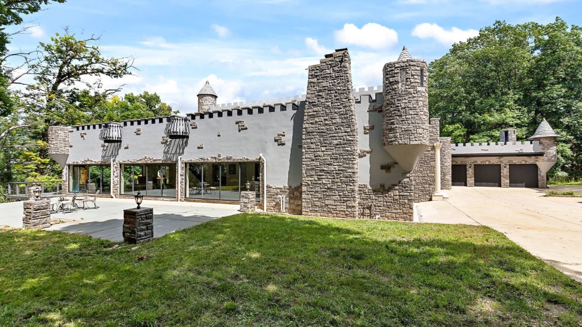 Casa que parece un castillo en Illinois en venta por casi $2 millón
