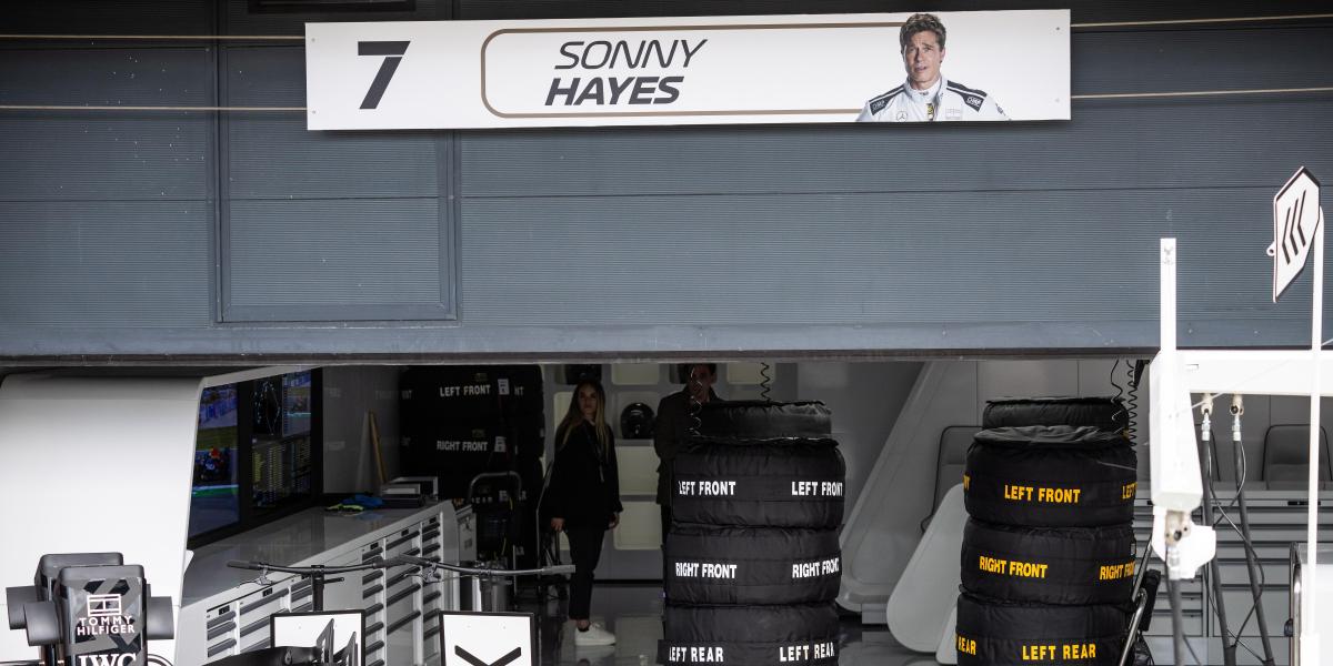 Brad Pitt pilotará este fin de semana en Silverstone y tiene un box propio entre Mercedes y Ferrari