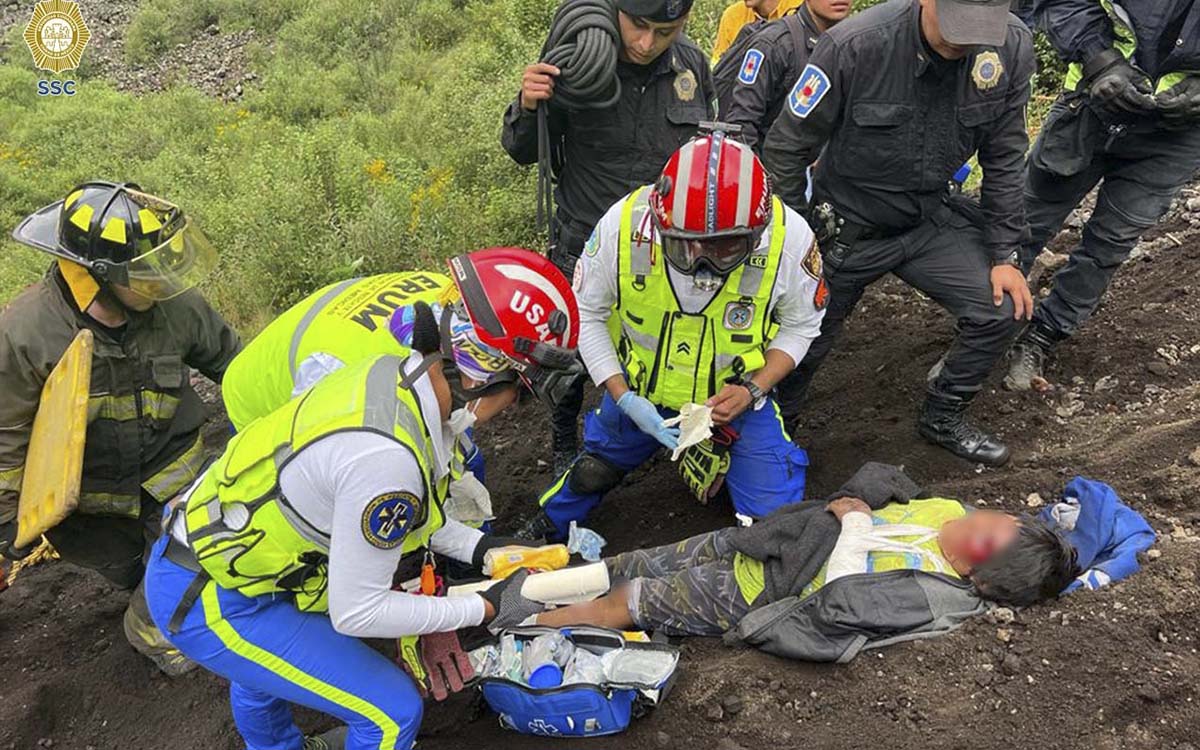 CDMX: Rescatan a niño que cayó al interior del volcán de Xitle