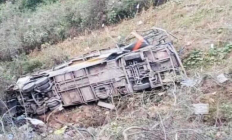 Cae autobús a barranco: al menos 15 muertos | Perú