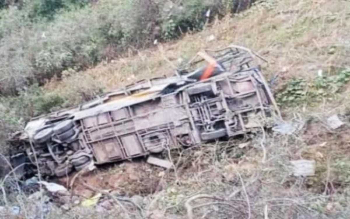 Cae autobús a barranco: al menos 15 muertos | Perú