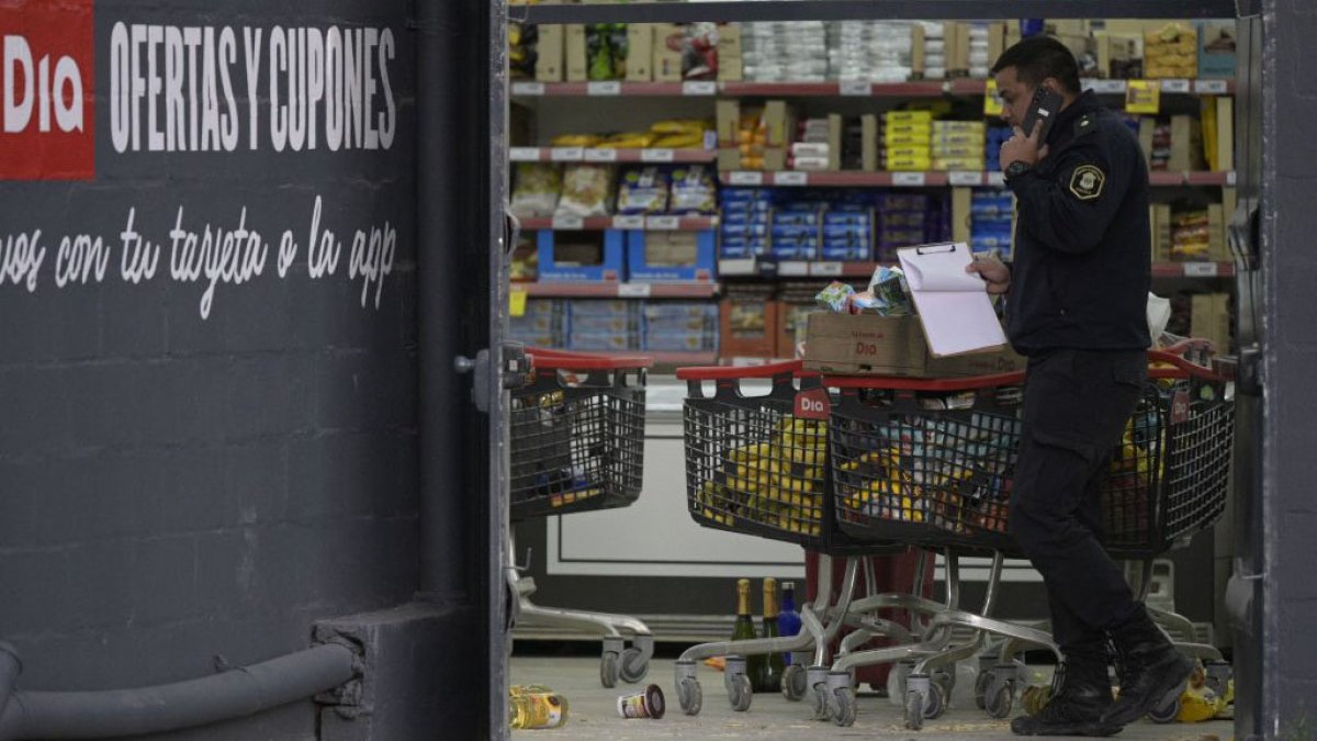 Crisis en Argentina: saqueos a supermercados y comercios sacuden Buenos Aires