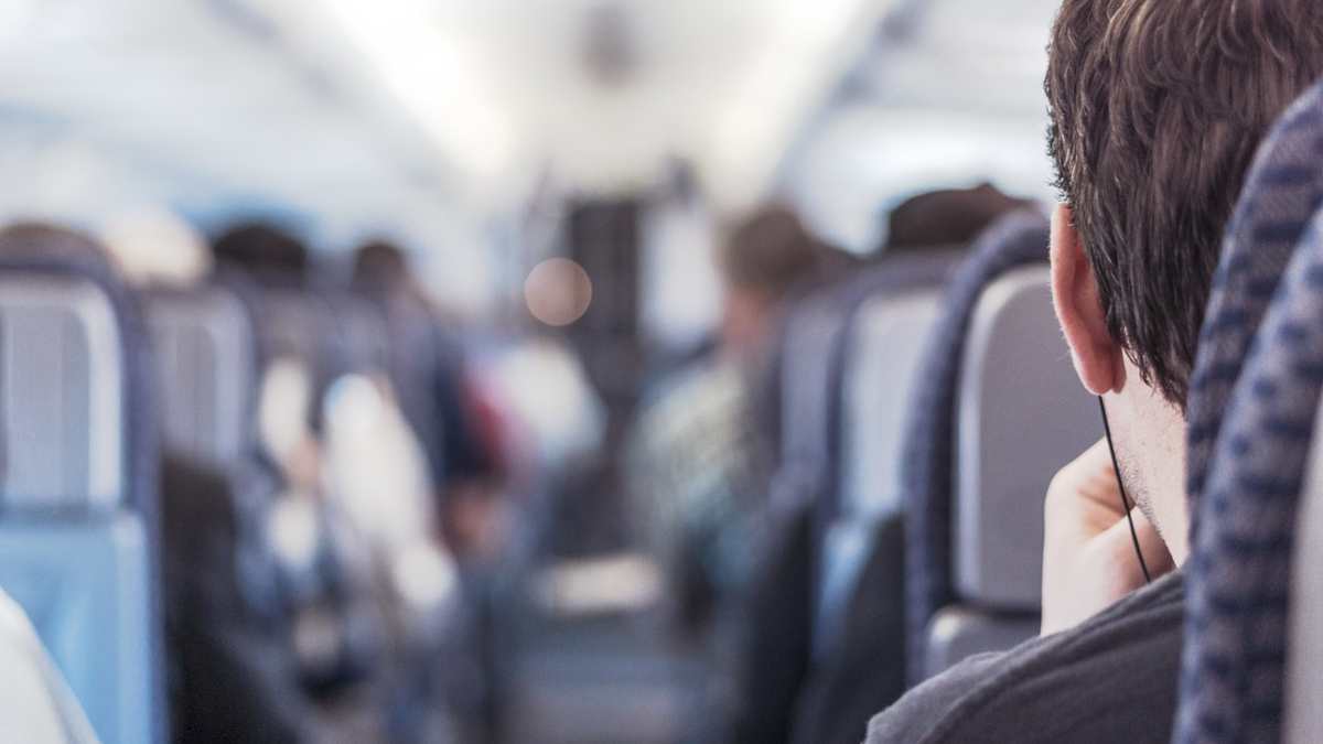 Descubre qué es el skiplagging cuando viajas en avión y cómo puedes pagar menos