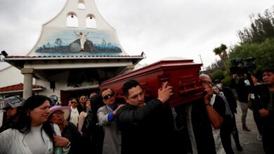 El féretro del candidato ecuatoriano Fernando Villavicencio parte rumbo al cementerio