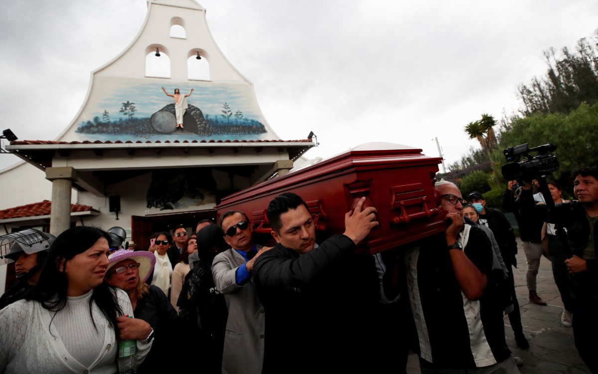El féretro del candidato ecuatoriano Fernando Villavicencio parte rumbo al cementerio