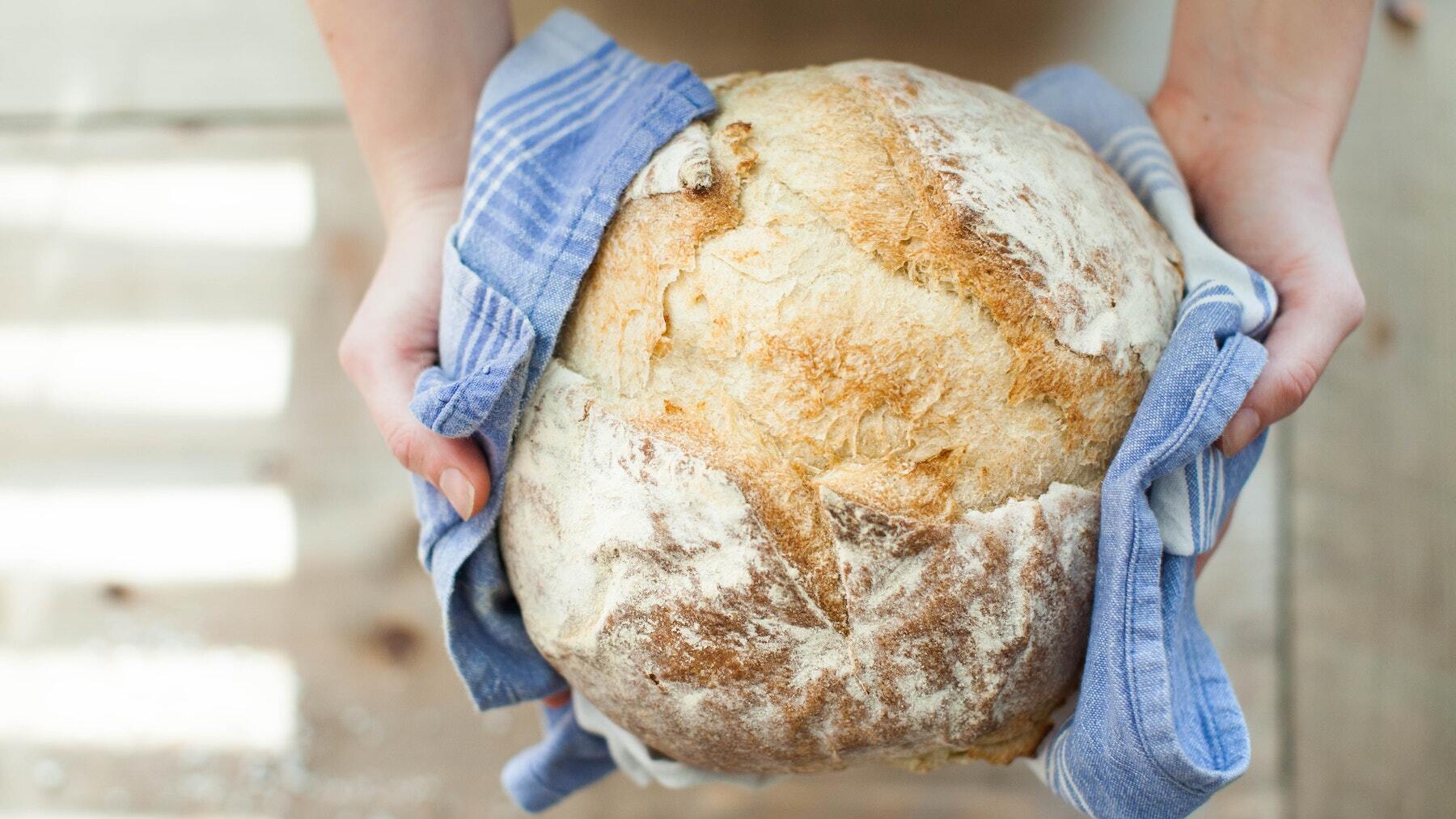 El truco que necesitabas saber para descongelar el pan y que parezca que está recién horneado