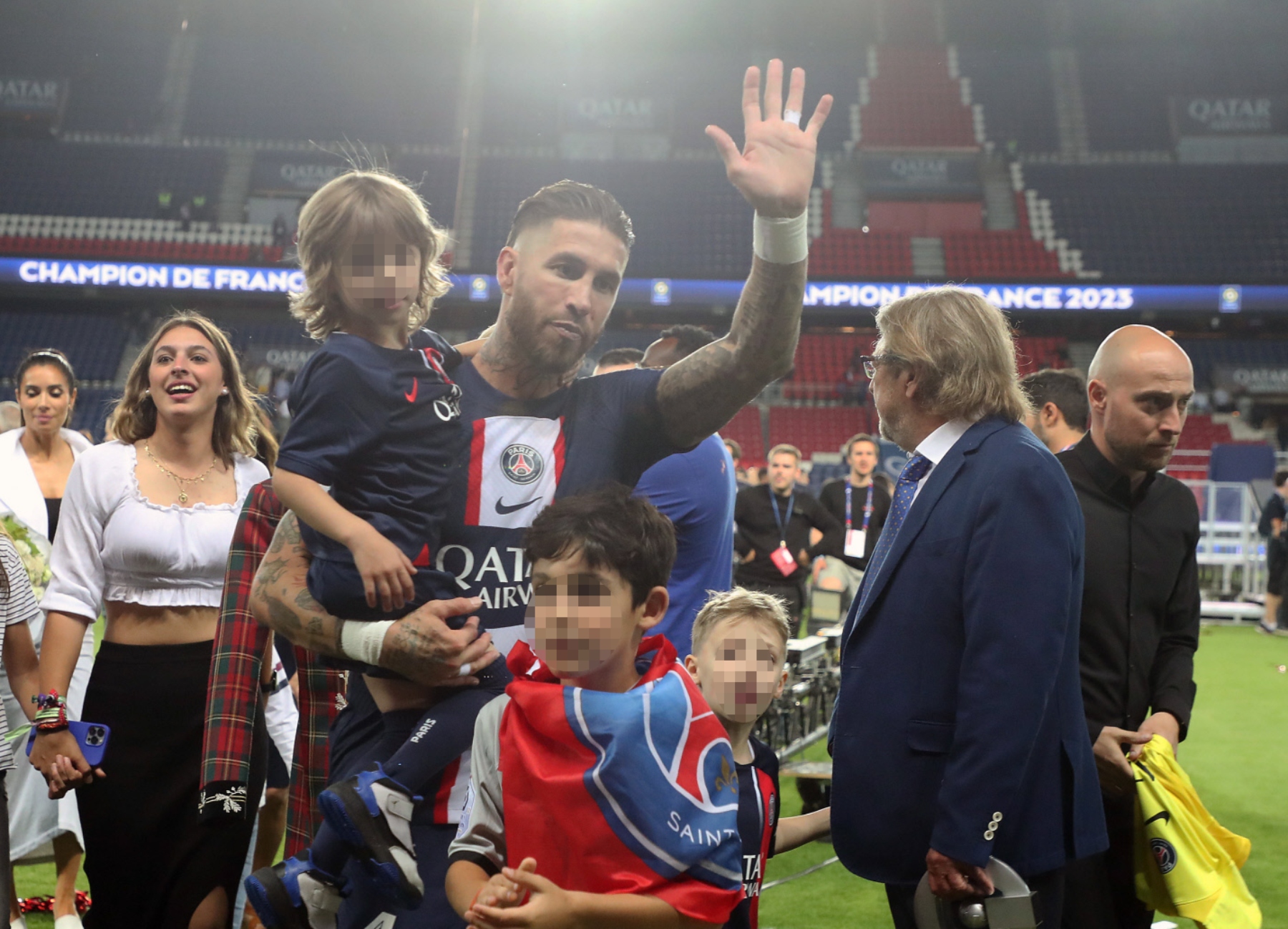Sergio Ramos y sus hijos, en la despedida con el PSG / Gtres