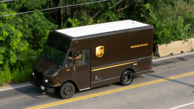 Empleados de UPS aprueban contrato de 5 años