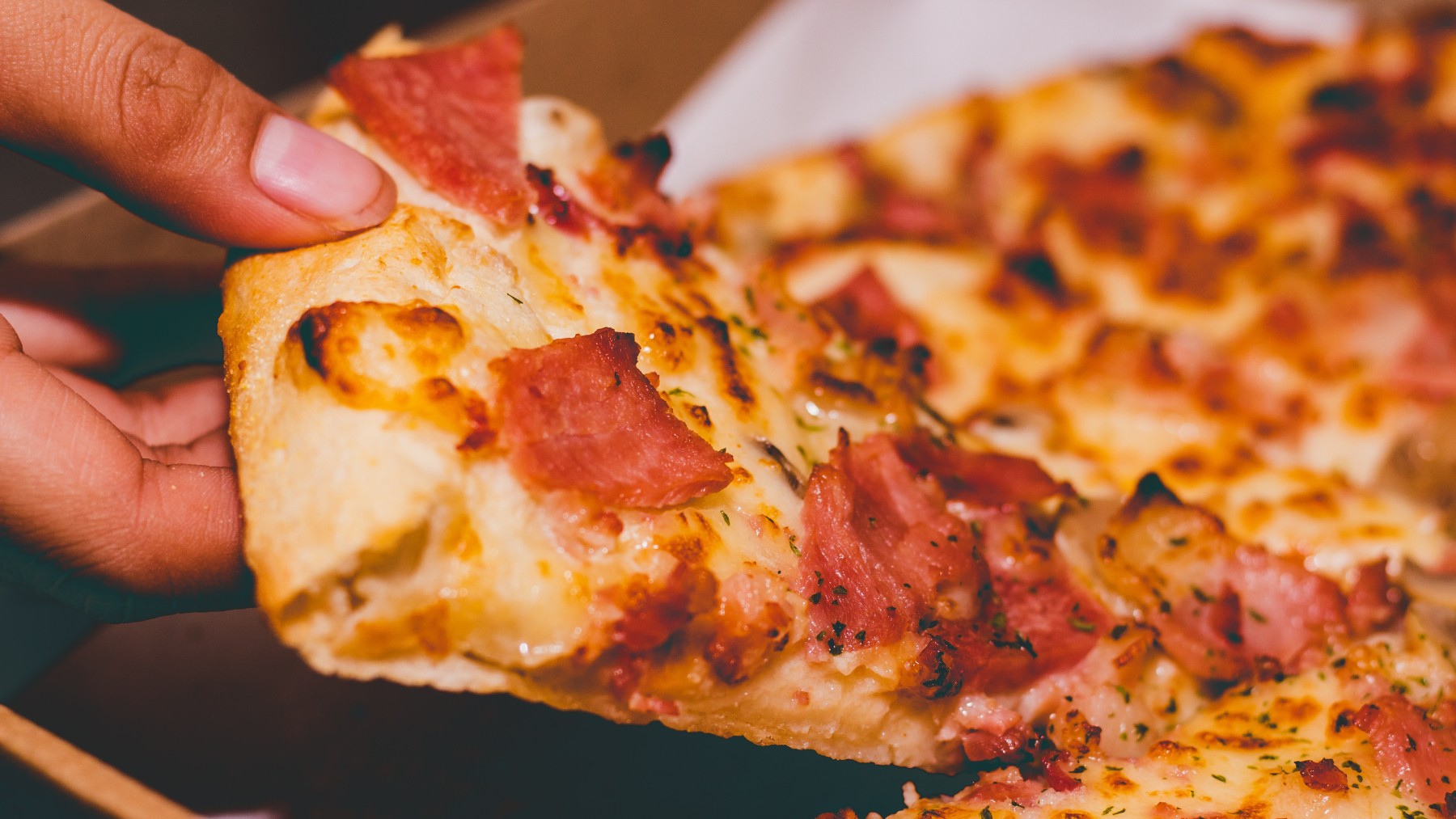 Estás corriendo un grave peligro si haces esto con las pizzas en tu casa: lo dice un experto