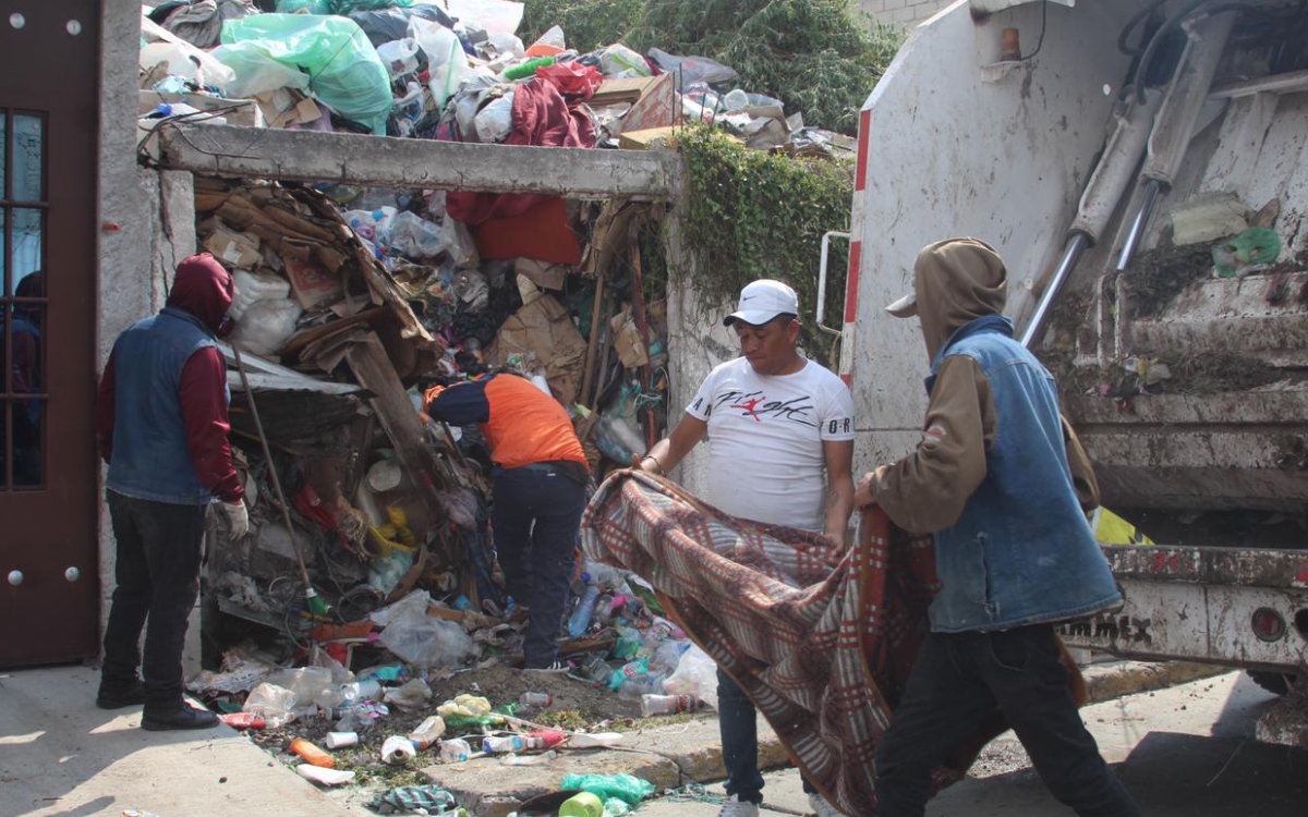 Fotos | Exprofesor de la UNAM y del IPN acumula 100 toneladas de basura en su casa; lo rescatan
