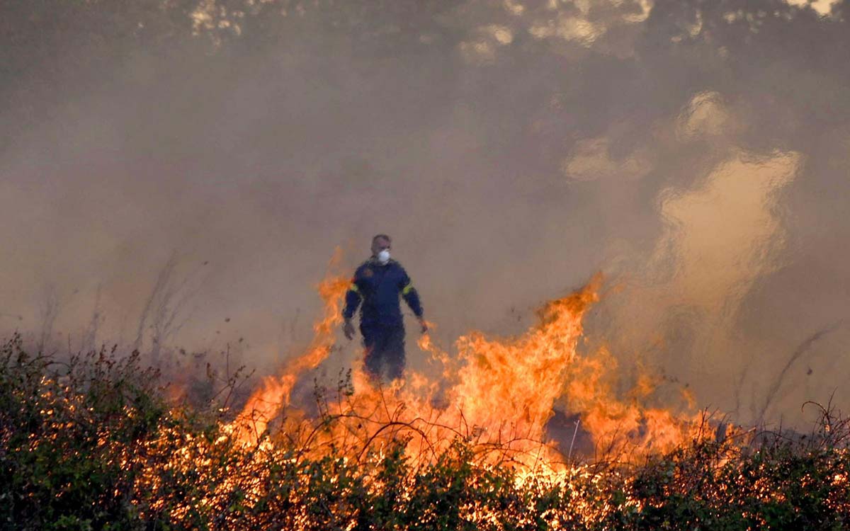 Grecia: Bomberos combaten incendios avivados por vientos