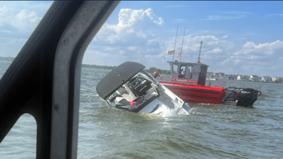 Guardia Costera rescata 4 personas y un perro de barco en NJ