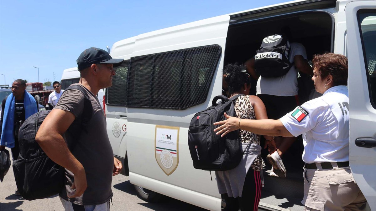 Hacinados en casas y hoteles: policía halla a 41 migrantes en México