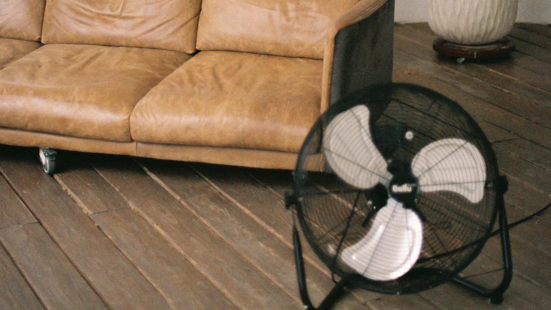 Hay un truco para convertir tu ventilador en aire acondicionado y no lo sabías. Te salvará el verano