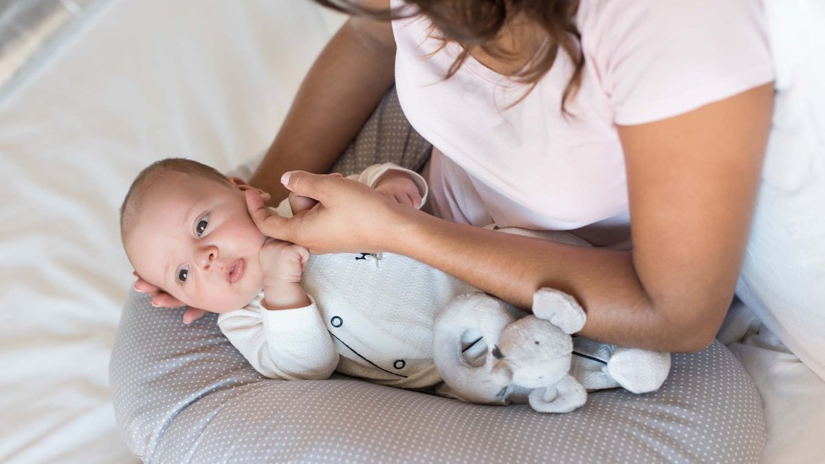 Investigación vincula almohadas de lactancia con más de 160 muertes infantiles