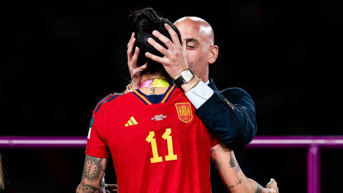 La FIFA suspende al presidente de Federación Española tras beso en la boca a futbolista en el Mundial