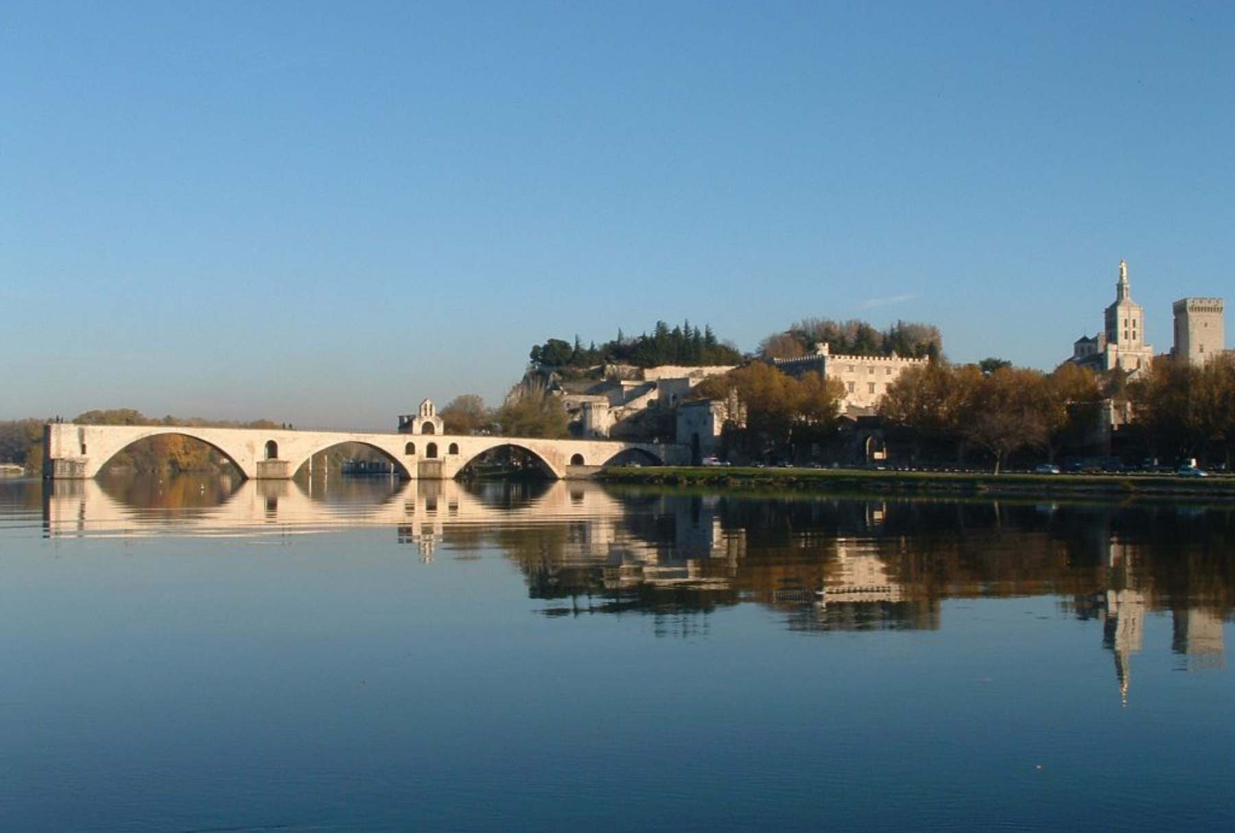 La ciudad francesa con el puente medieval más impresionante: te sorprenderá