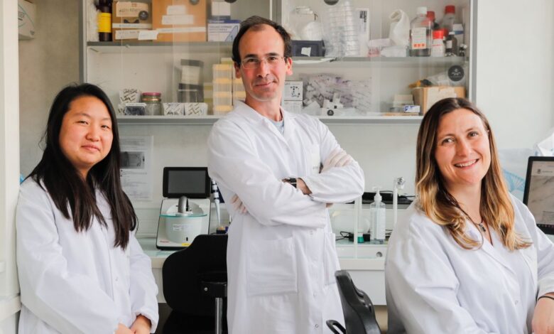 Los tres científicos hispanos detrás de prometedora vacuna contra enfermedad transmitida por garrapatas