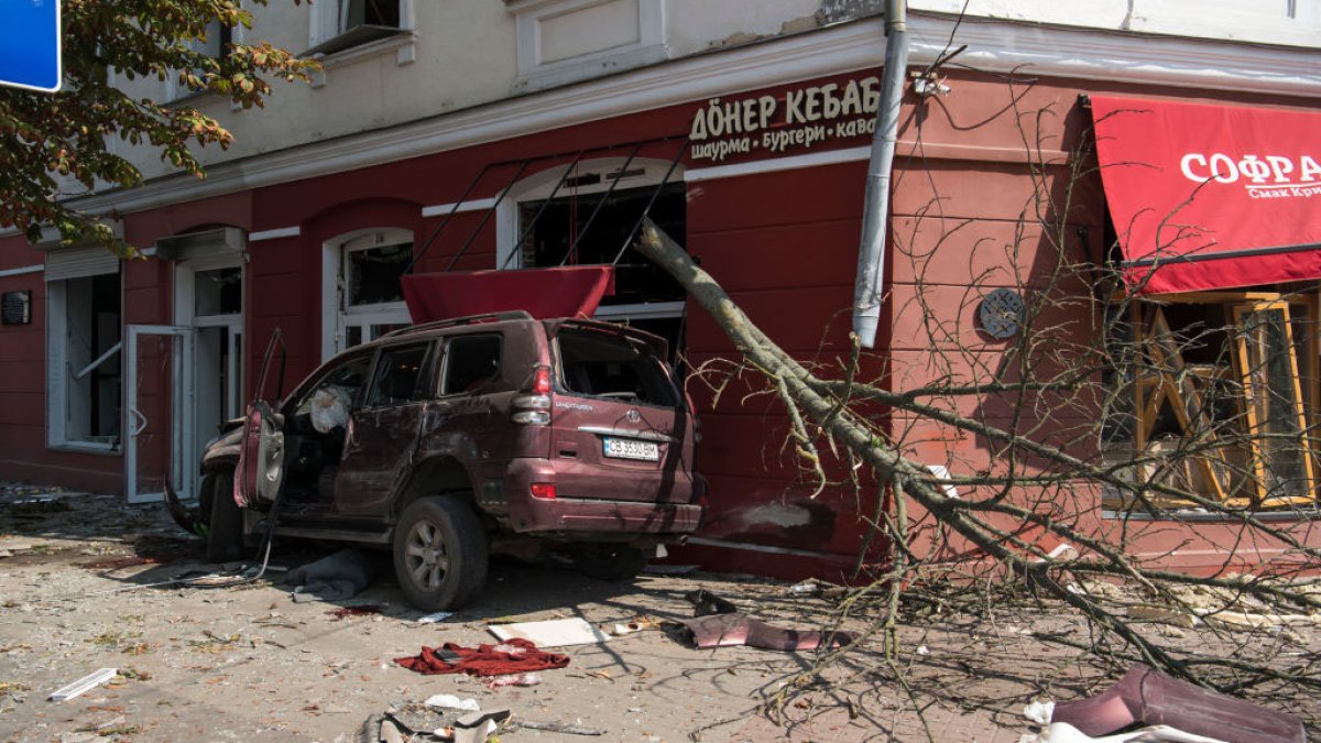 Misil ruso se estrella en el centro de una ciudad en Ucrania; reportan varios muertos