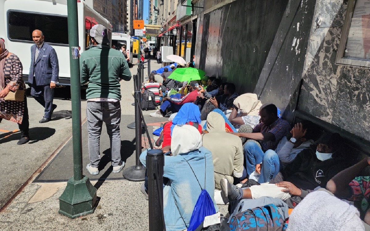 NY: Inmigrantes recién llegados hacen larga cola en busca de albergue y trabajo