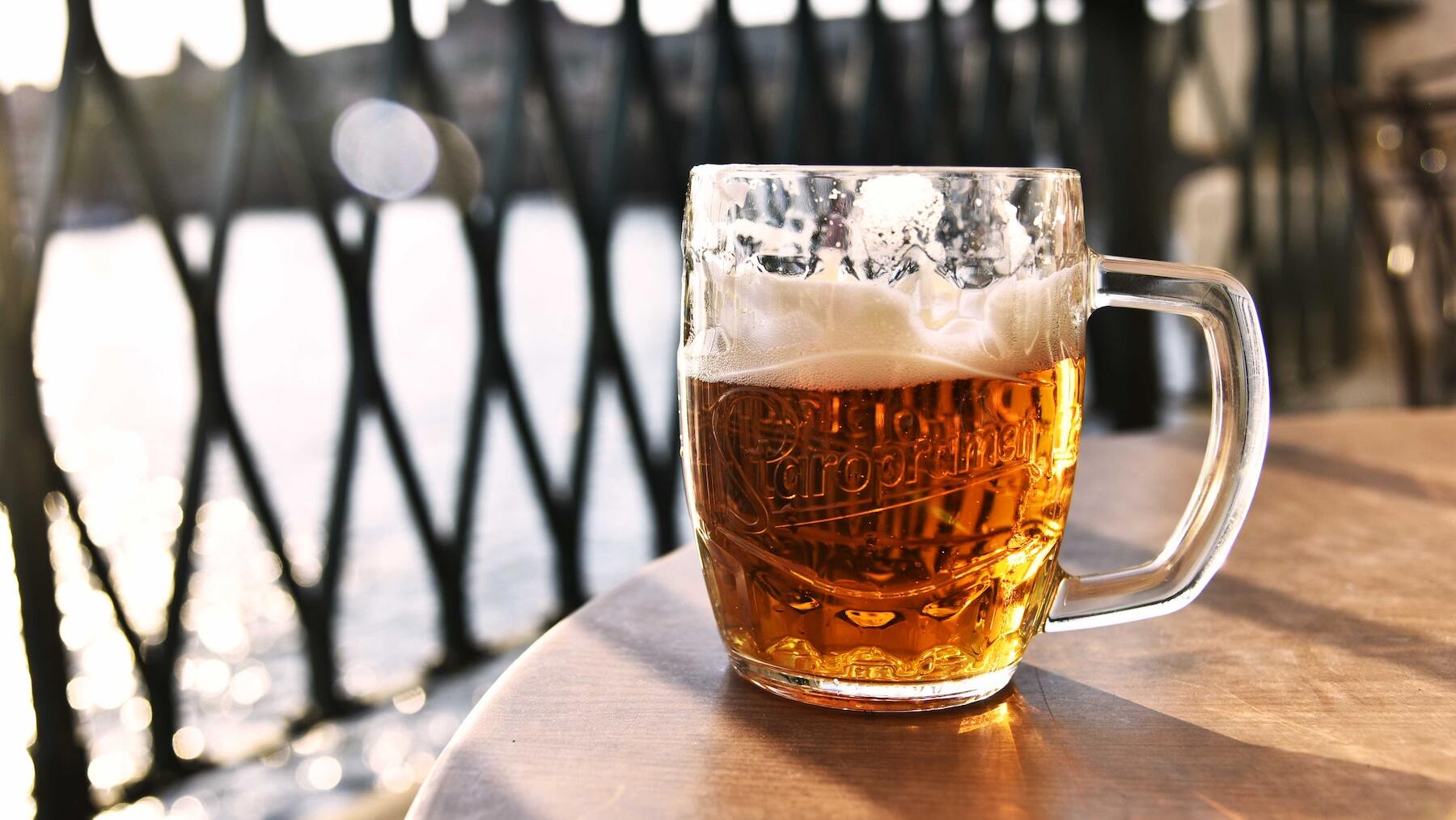 Ni se te ocurra beber la cerveza en una jarra congelada. Lo dicen los expertos y tiene sentido