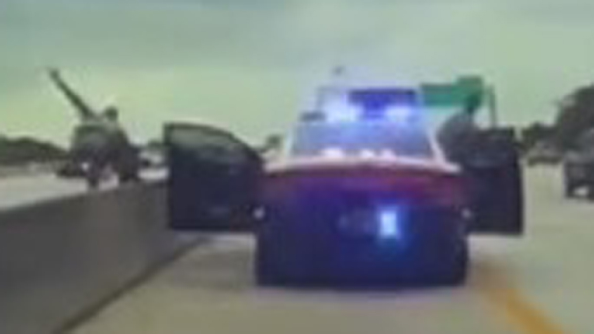 Oficial rescata a un hombre que caminaba hacia los carros en plena autopista