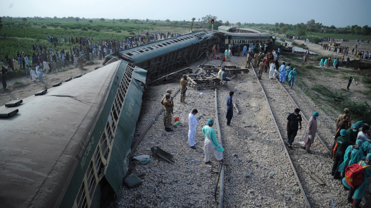 Pakistán: van 30 muertos por descarrilamiento, pero la cifra sigue en aumento