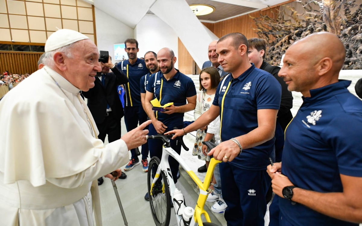 Papa Francisco firma bicicleta del equipo Atheltica Vaticana para subasta benéfica | Tuit