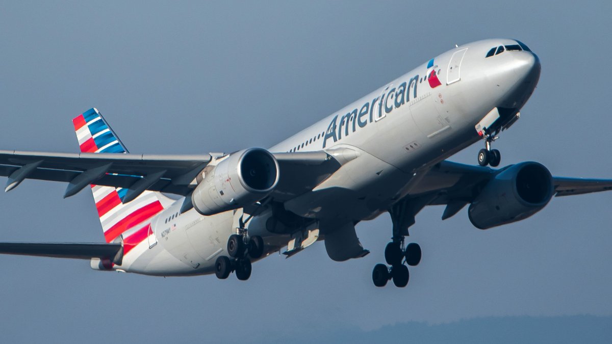 Piloto de American Airlines se hace viral por anunico a pasajeros