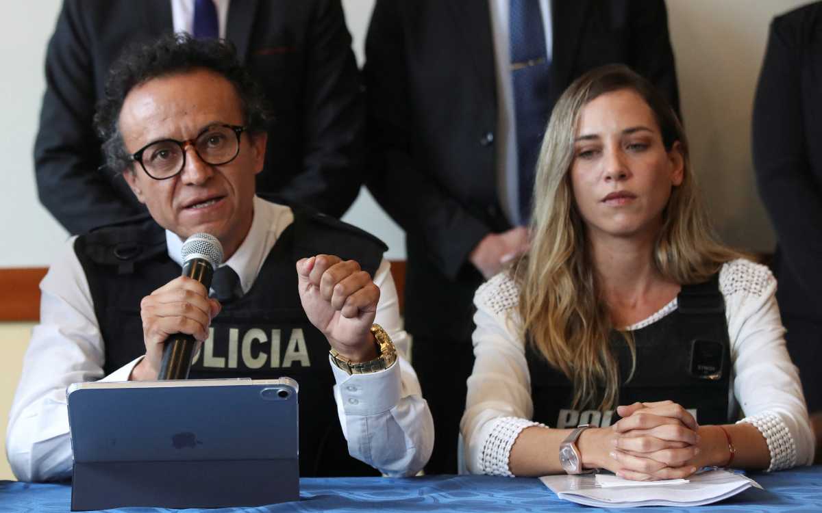 Rectifican candidato suplente en Ecuador; sale con chaleco antibalas