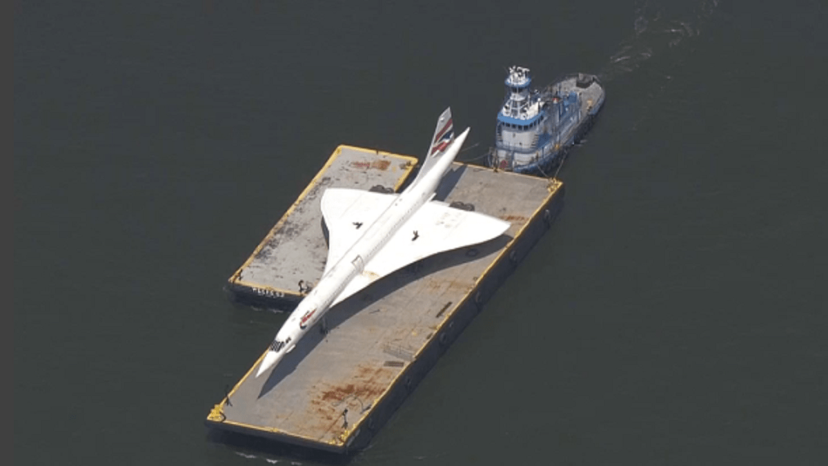 Retiran el jet Concorde del Museo Intrepid de NY para restaurarlo