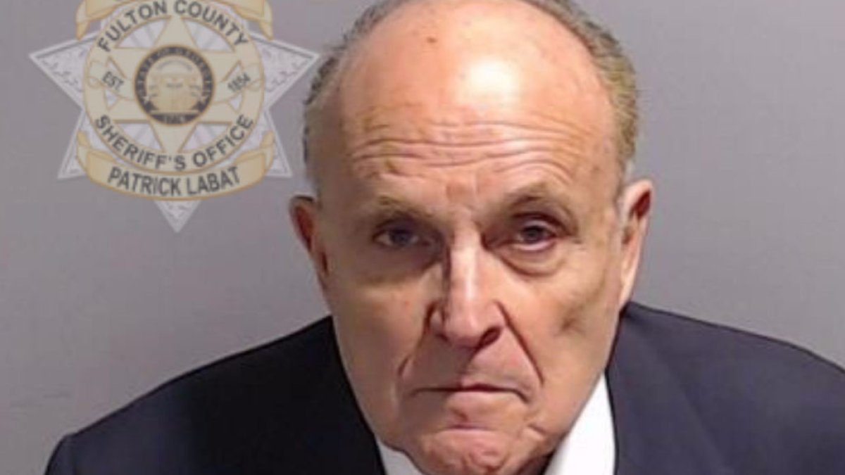 Rudy Giuliani se entrega a autoridades de Georgia