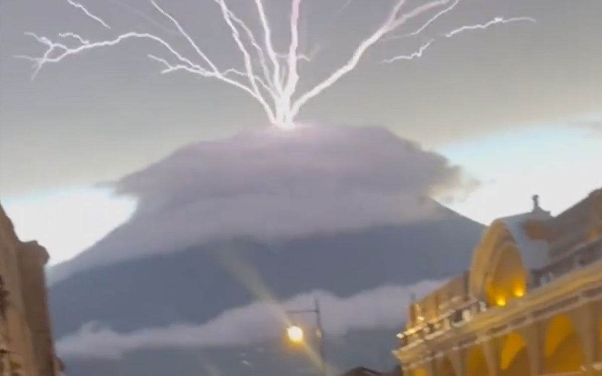 Video | Captan momento en que rayo cae sobre volcán en Guatemala