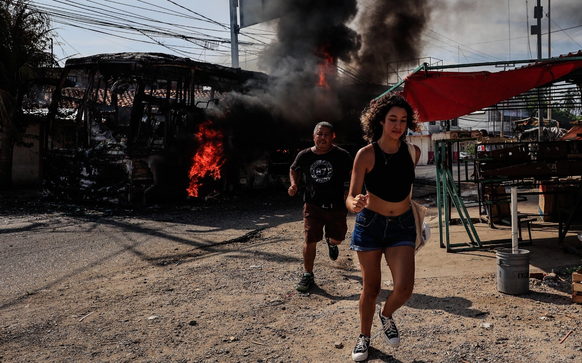 Videos y fotos | Hombres armados queman 12 autos y transportistas bloquean carretera en Acapulco