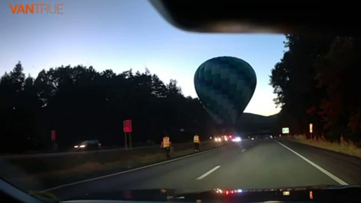 globo aerostático aterriza en una autopista en Estados Unidos
