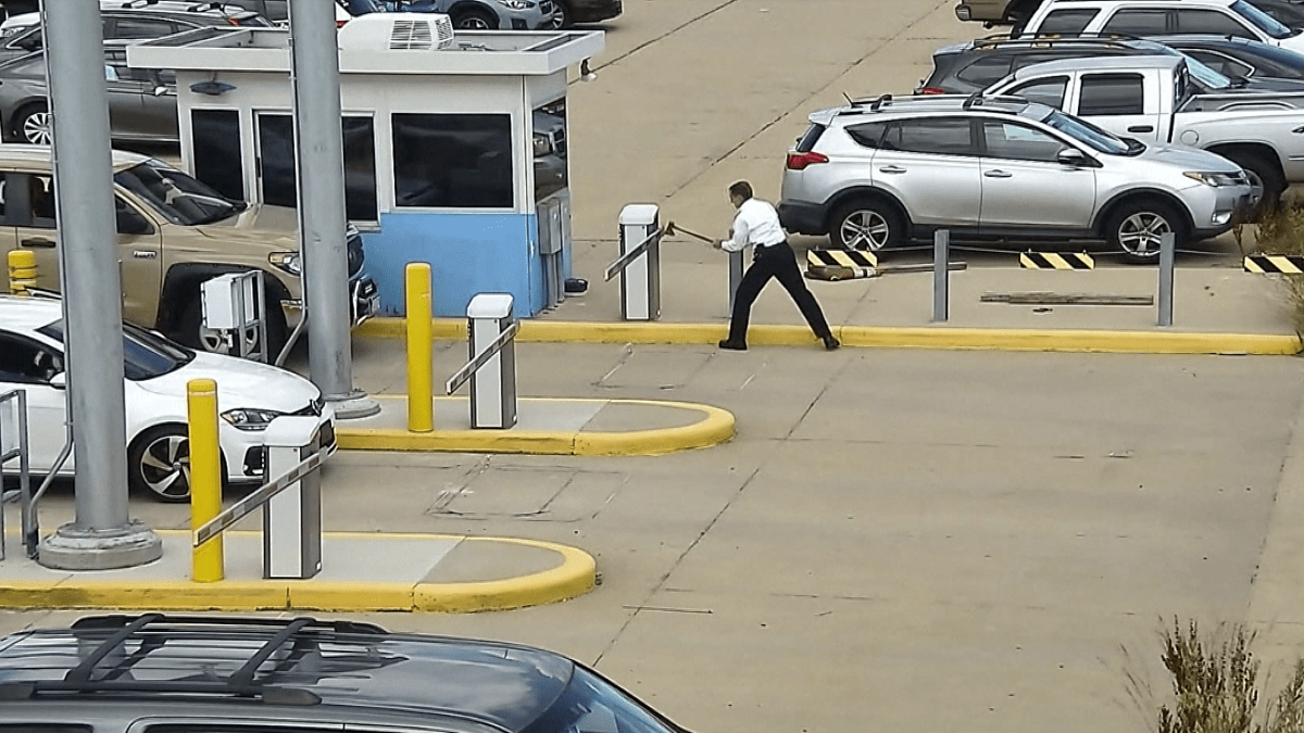 piloto destruye barrera de seguridad en el aeropuerto de Denver