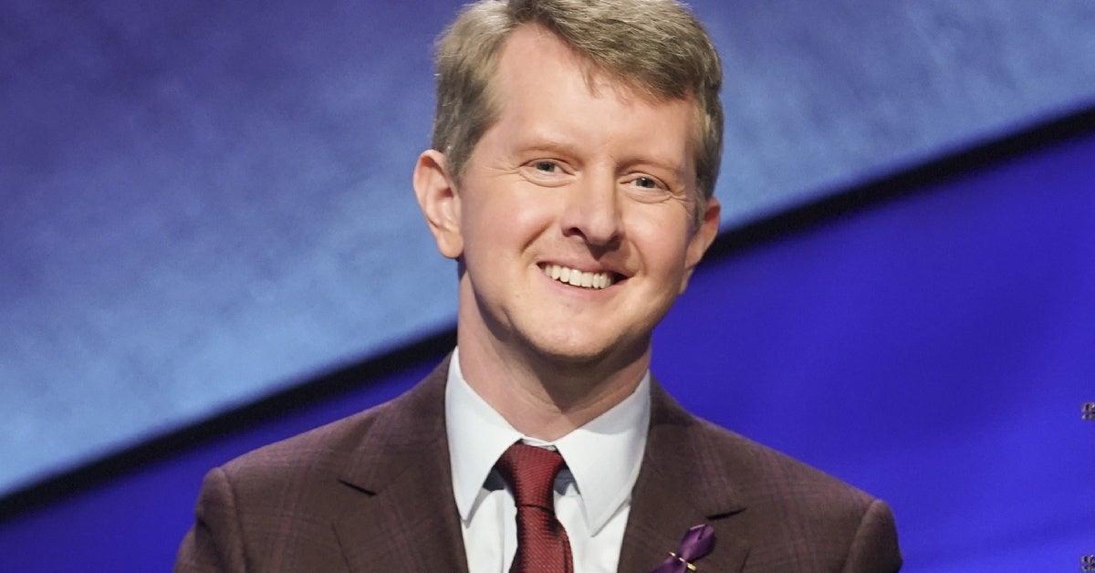 ¡Peligro!  El presentador Ken Jennings aplaude a los fanáticos que lo critican por trabajar durante las huelgas de Hollywood