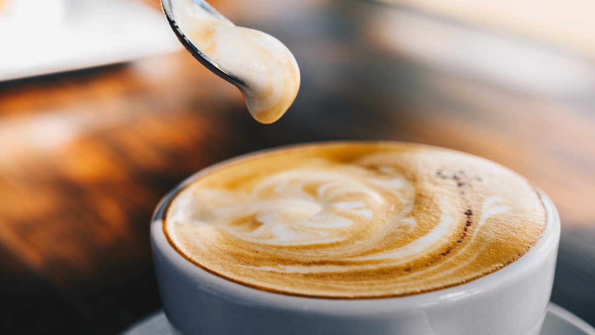 ¿Es mala para la salud esa taza extra de café por la mañana? Mira lo que dicen los expertos