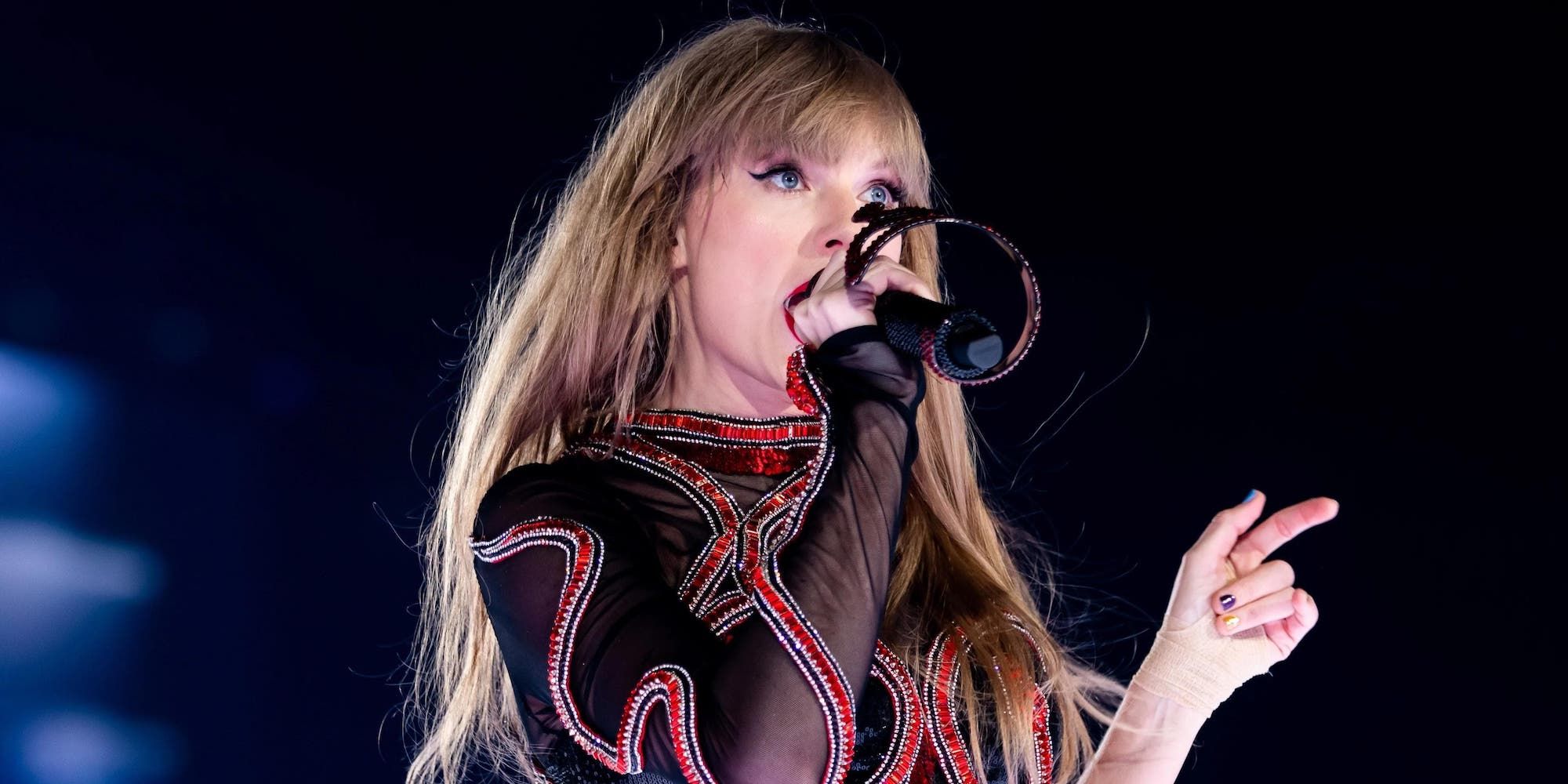Taylor Swift cantando en el documental del concierto de la gira Eras