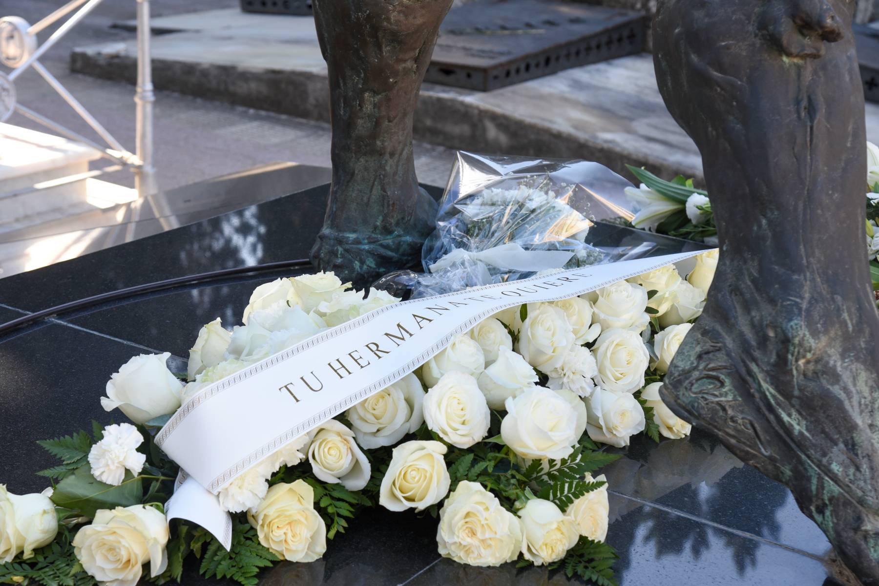 Ramo de flores enviado por Teresa Rivera a la tumba de Paquirri/ Gtres