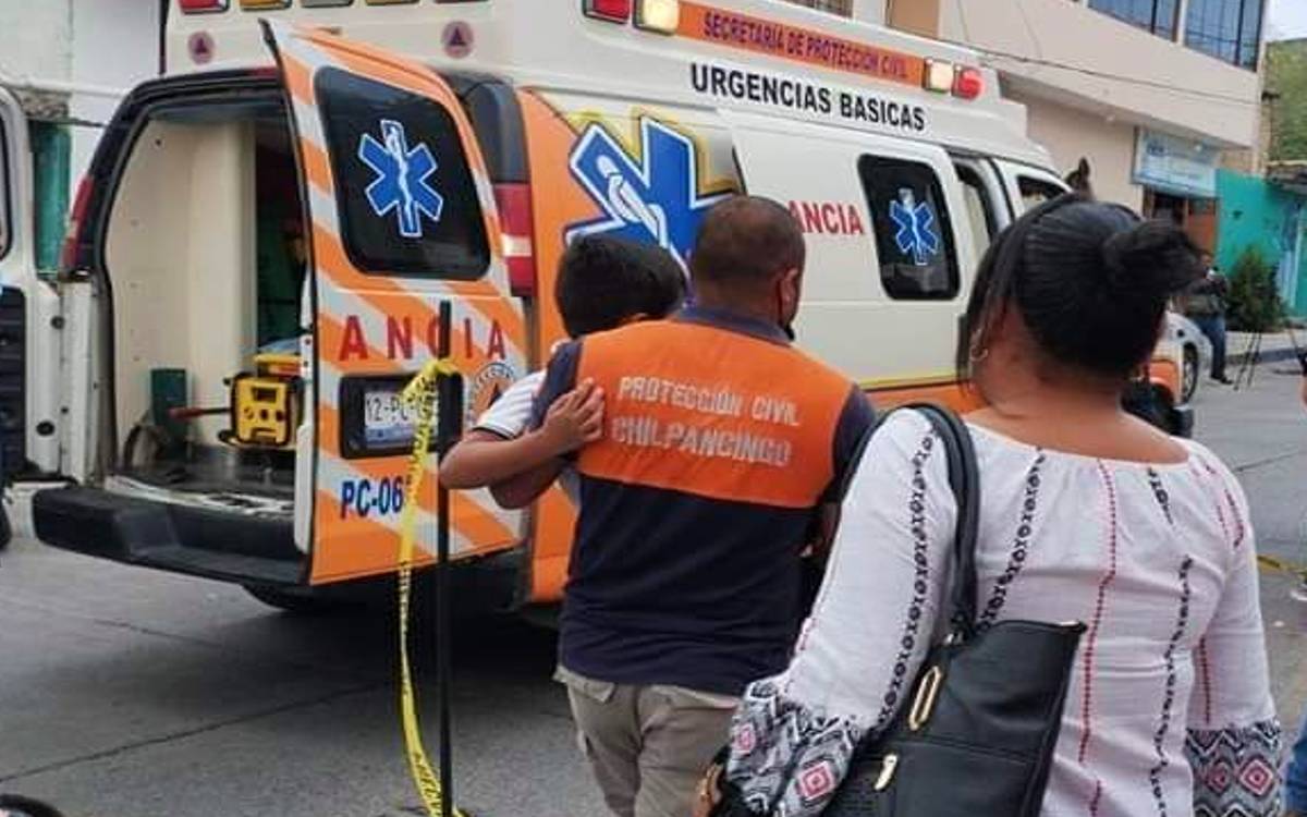 Al menos 30 infantes se intoxicaron con gas lacrimógeno por enfrentamiento entre militares y normalistas en Guerrero