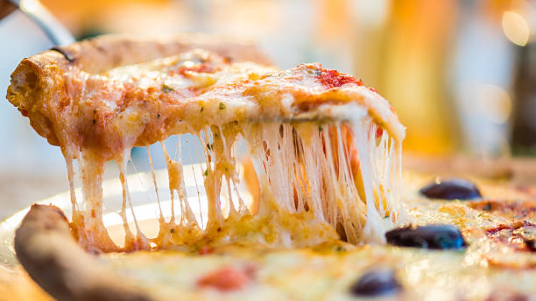 Deja de servir la pizza en el plástico del envase, es peligroso y te puede causar serios problemas