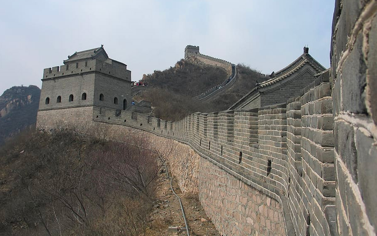Detienen a dos por hacer agujero con excavadora en la Gran Muralla China