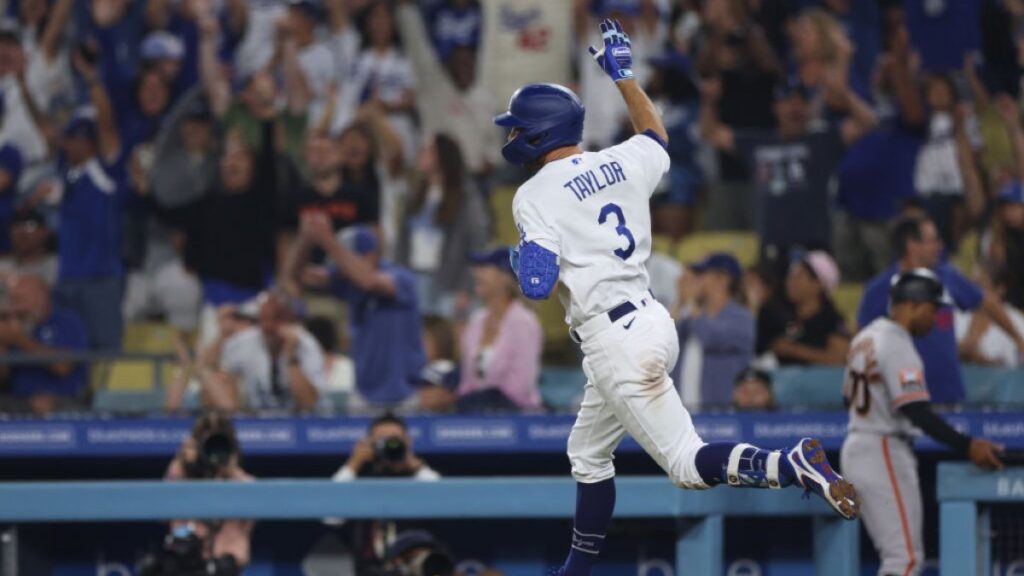 Dodgers derrotan 3-2 a Gigantes con sencillo de Taylor en la décima entrada