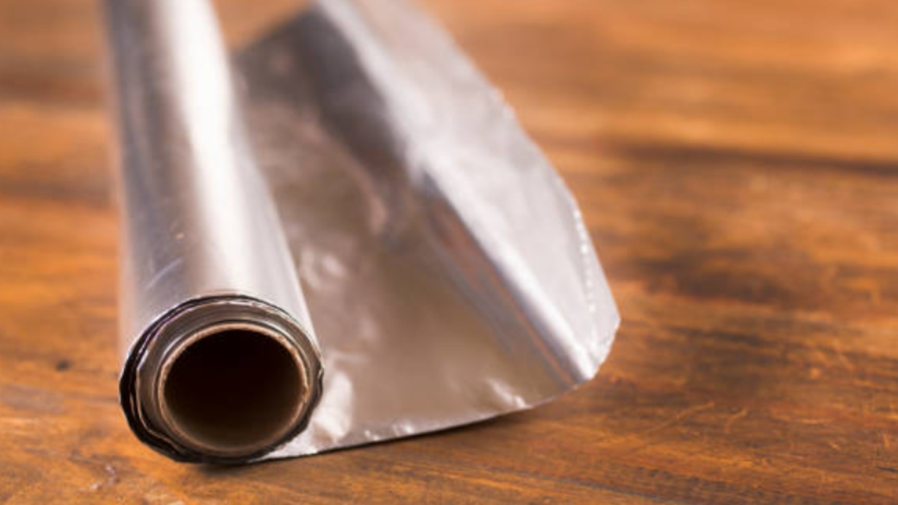 El truco que nunca imaginaste que podías hacer con el papel de aluminio: tienes que probarlo ya