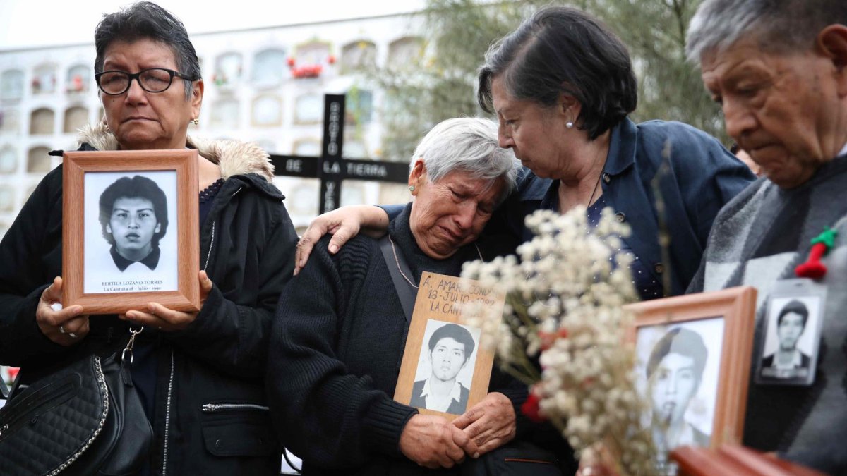 Entierran a estudiantes masacrados en Perú en 1992