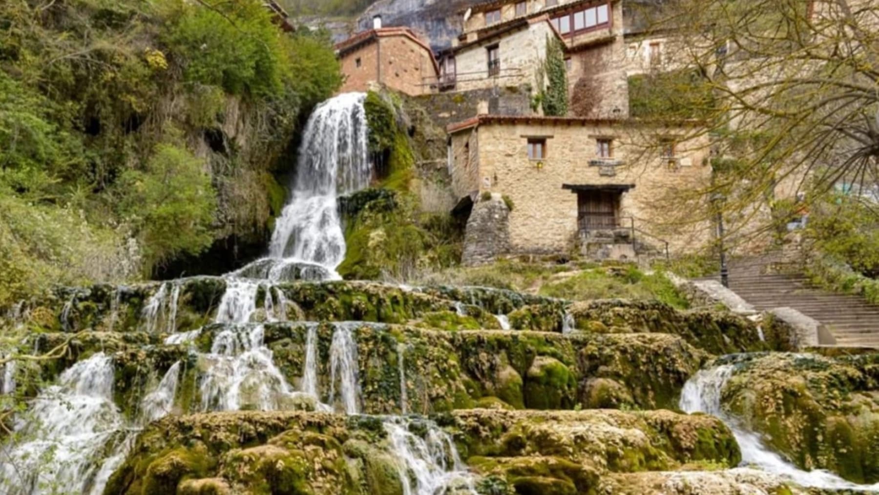 Este pueblo escondido de Burgos tiene unas cascadas alucinantes. Los turistas empiezan a hacer cola